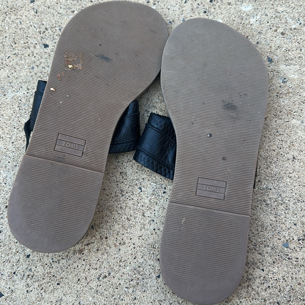 TOMS Black Leather Toe Loop Slide Sandals Sz. 9 - Picture 7 of 8